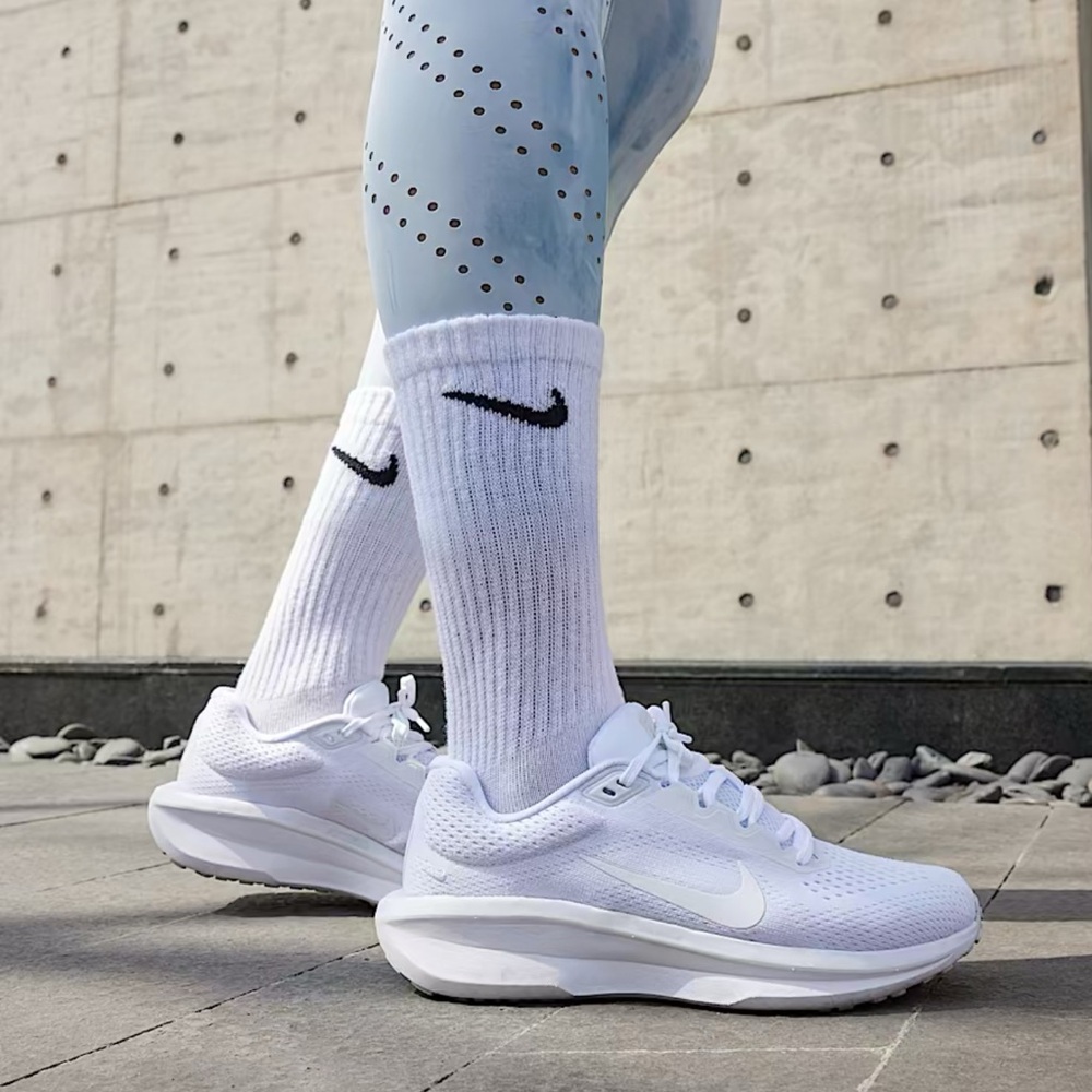 Nike Winflo 11 6.5 White Athletic Sneakers